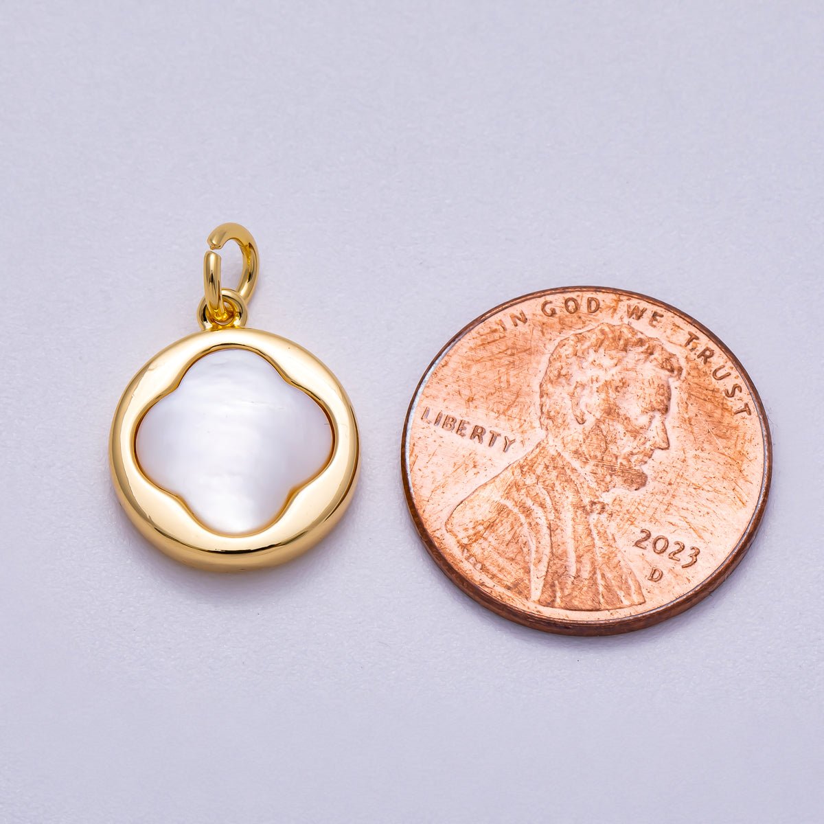 16K Gold Filled 15mm Shell Pearl Lucky Clover Round Charm | Charms - 00590 - DLUXCA