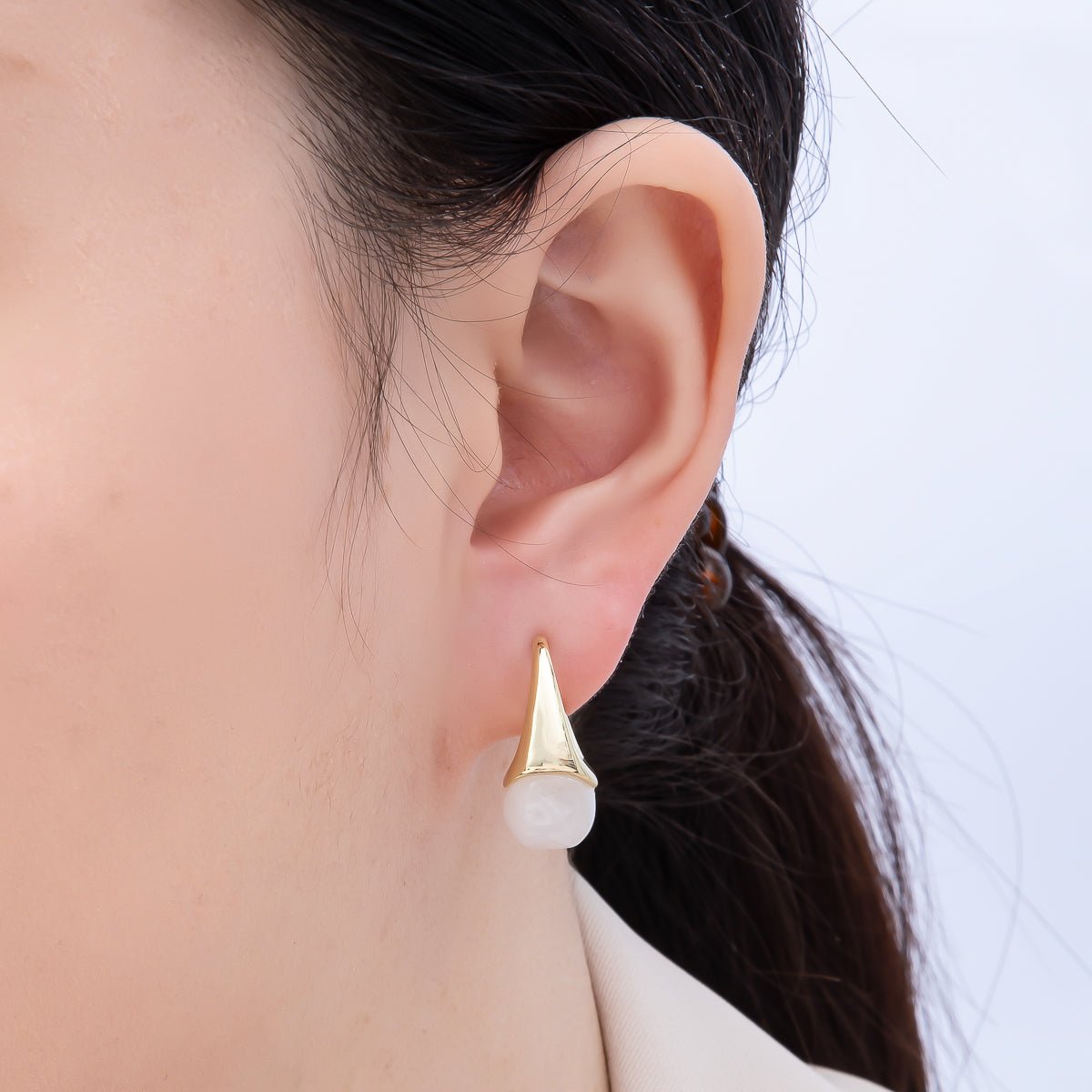 16K Gold Filled 23mm Clear, Brown Acrylic Molten J - Shaped Drop Hoop Earrings | Earrings - 00359 Earrings - 00360 - DLUXCA