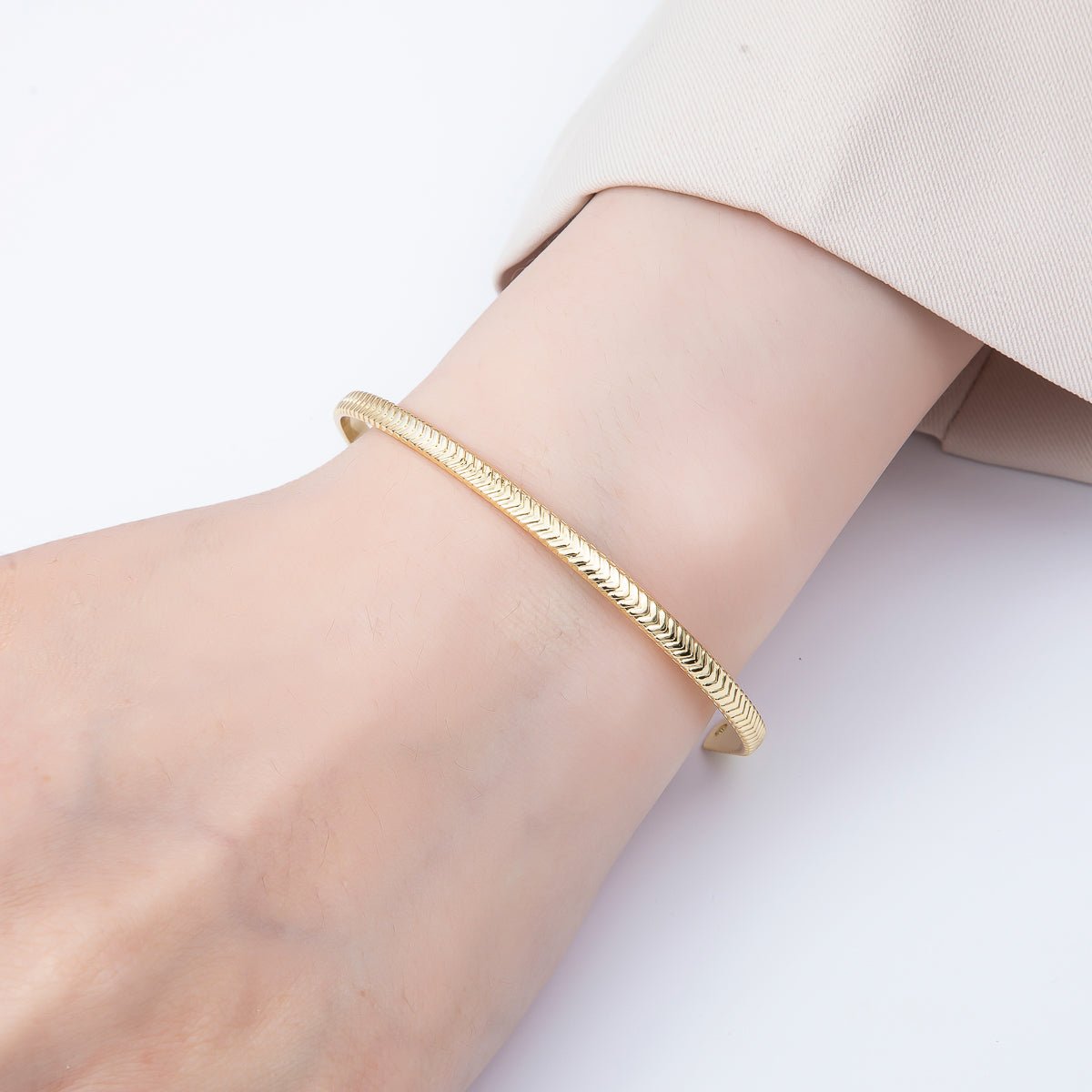 16K Gold Filled 3.5mm Geometric Arrow Ribbed Cuff Bracelet | WA - 04454 - DLUXCA