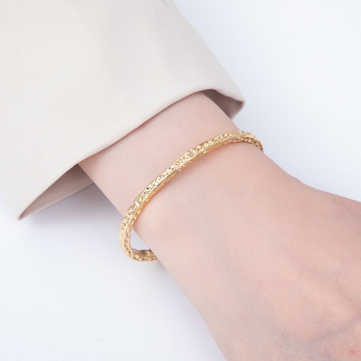 16K Gold Filled 3mm Hammered Molten Cuff Bracelet | WA-00201 - DLUXCA