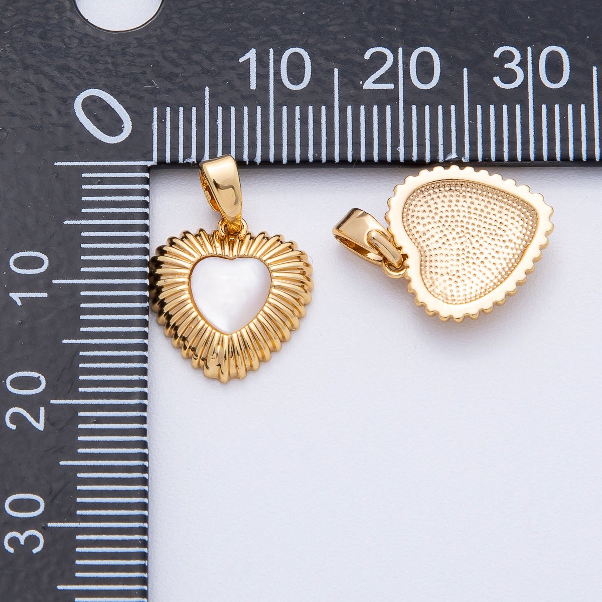 18K Gold Filled 13.5mm Shell Pearl Ribbed Heart Pendant | AF1210 - DLUXCA
