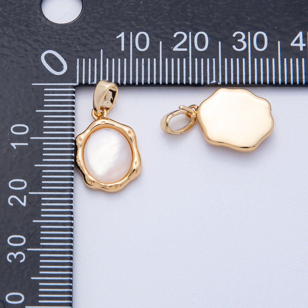 18K Gold Filled 15.5mm Shell Pearl Molten Oval Pendant | AF1208 - DLUXCA