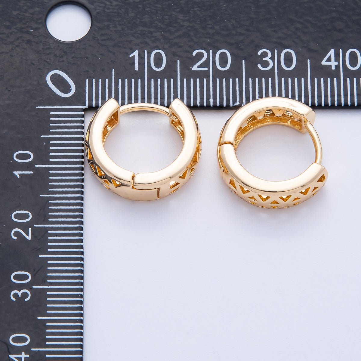 18K Gold Filled 16mm Wide Geometric Lined Filigree Huggie | Earrings - 00220 - DLUXCA