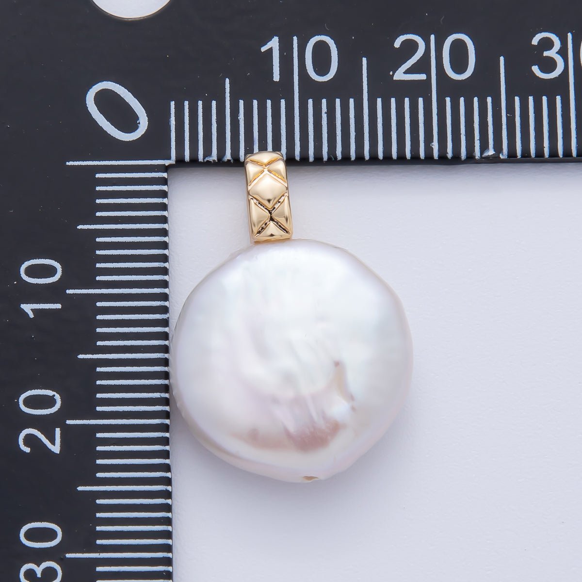 18K Gold Filled 25mm Natural Round Heishi Freshwater Pearl Quilted Pendant | AF634 - DLUXCA