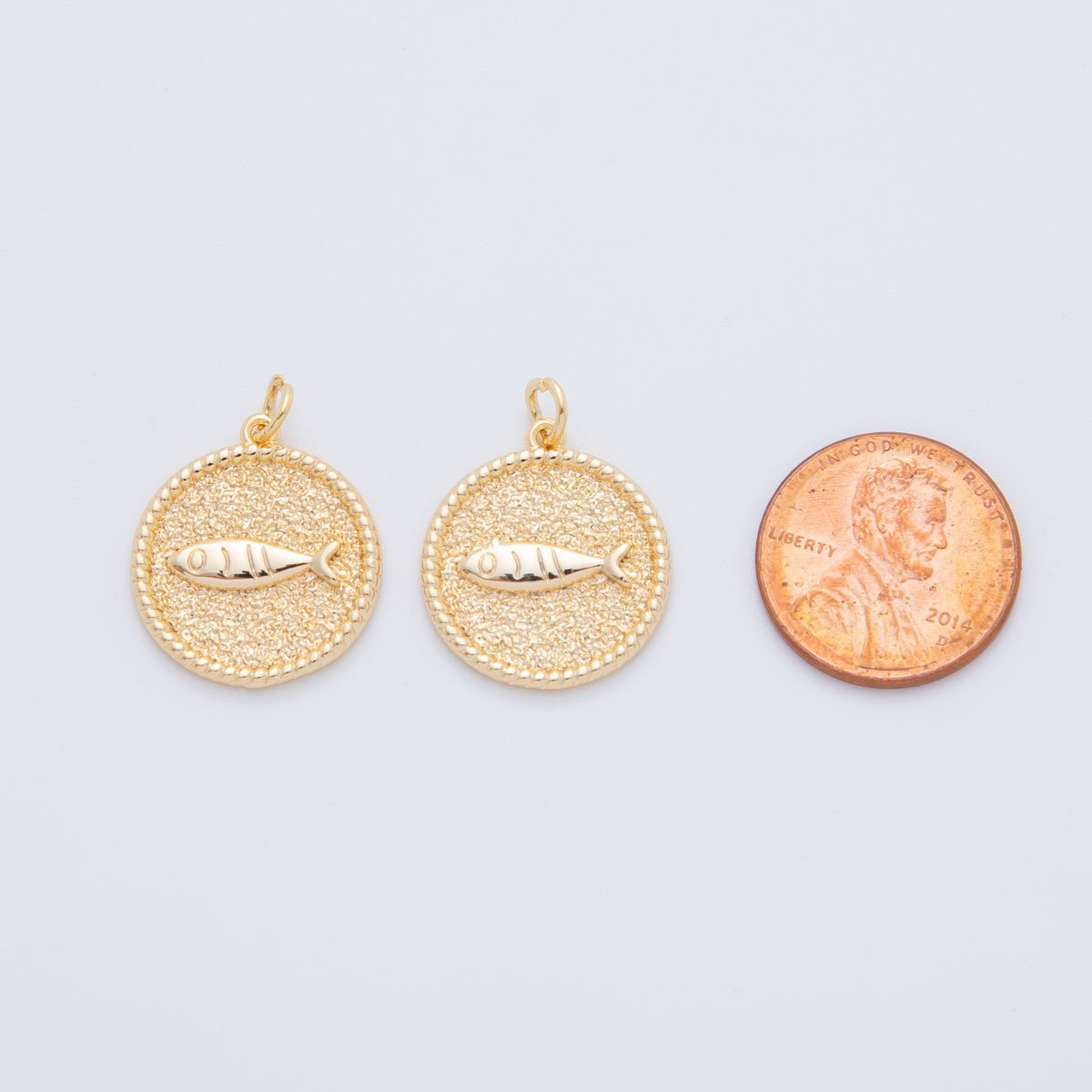 18K Gold Filled Fish Animal Hammered Round Charm | AF801 - DLUXCA