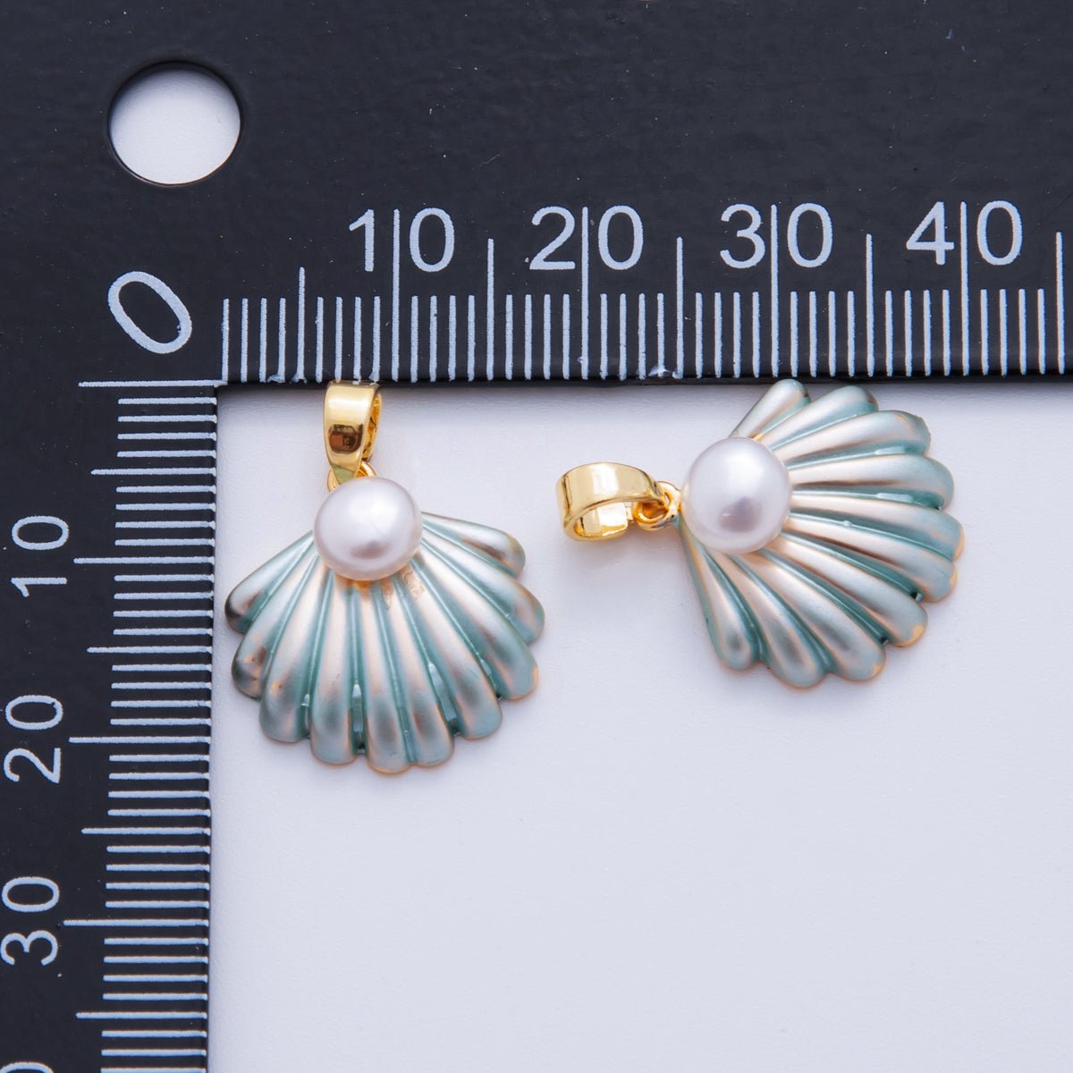 18K Gold Filled Shell Pearl Blue Clam Shell Pendant | AH717 - DLUXCA
