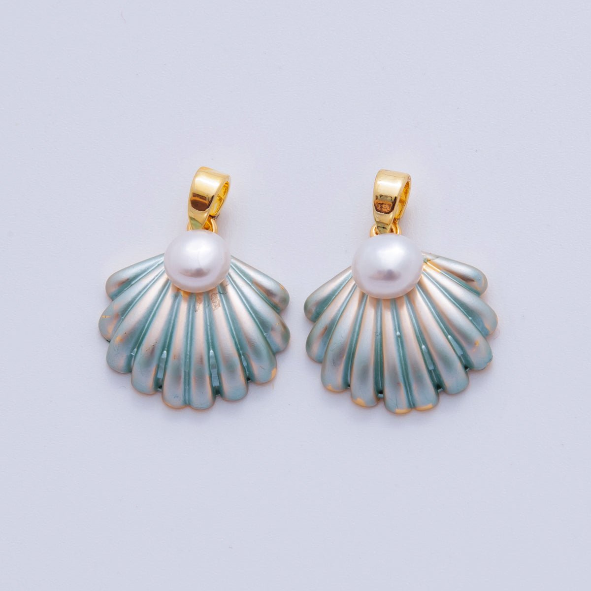 18K Gold Filled Shell Pearl Blue Clam Shell Pendant | AH717 - DLUXCA