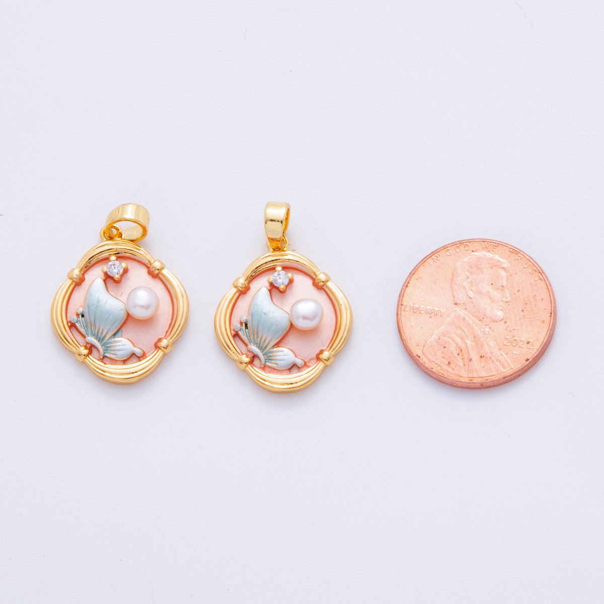 18K Gold Filled Shell Pearl Butterfly Ribbed Quatrefoil Pendant | AH729 - DLUXCA
