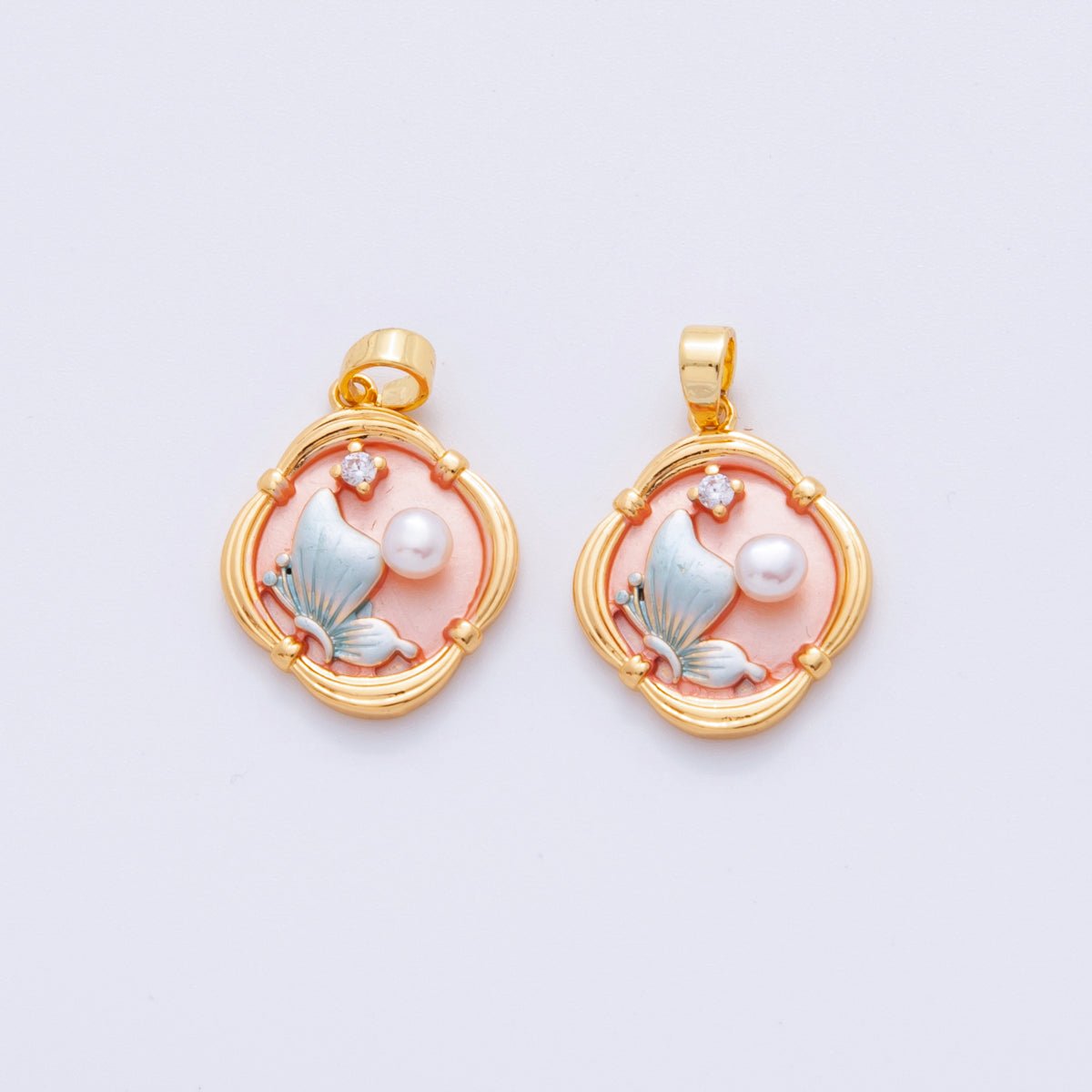 18K Gold Filled Shell Pearl Butterfly Ribbed Quatrefoil Pendant | AH729 - DLUXCA
