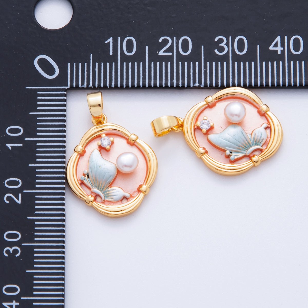 18K Gold Filled Shell Pearl Butterfly Ribbed Quatrefoil Pendant | AH729 - DLUXCA