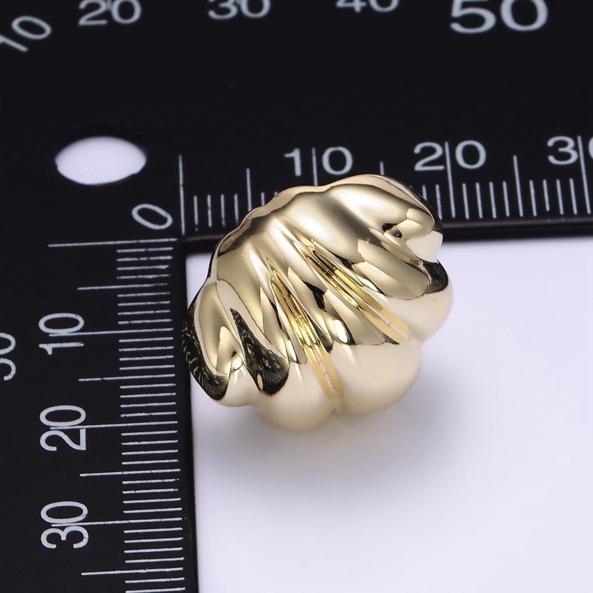 18mm Lightweight Puffed Croissant Stud Earrings | V073 - DLUXCA