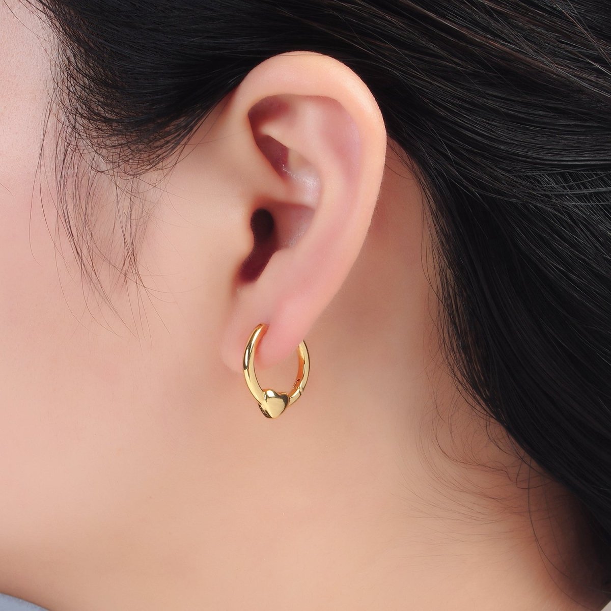 24K Gold Filled 18mm Heart Minimalist Huggie Earrings | Q492 - DLUXCA