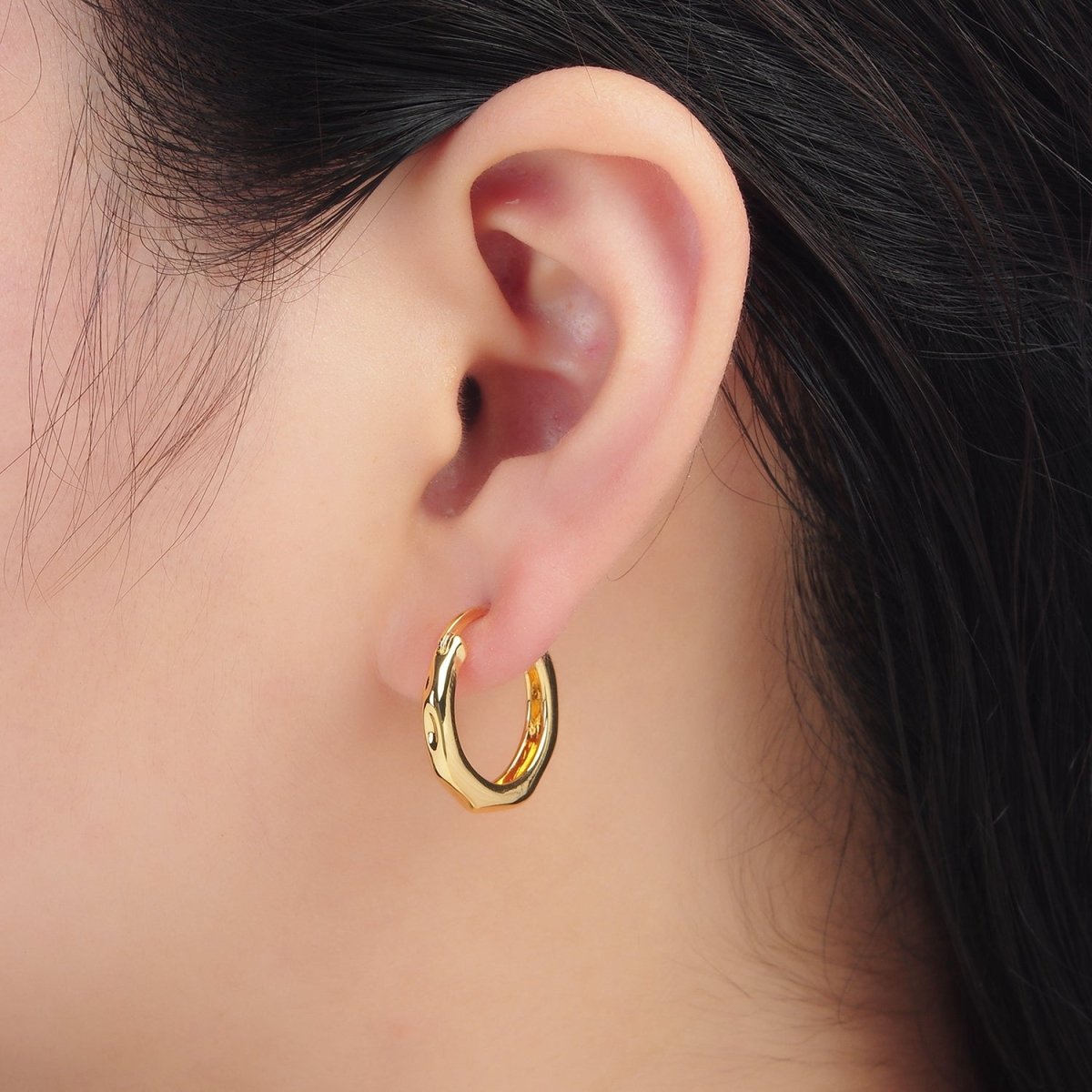 24K Gold Filled 20mm Hammered Minimalist Cartilage Latch Hoop Earrings | T208 - DLUXCA