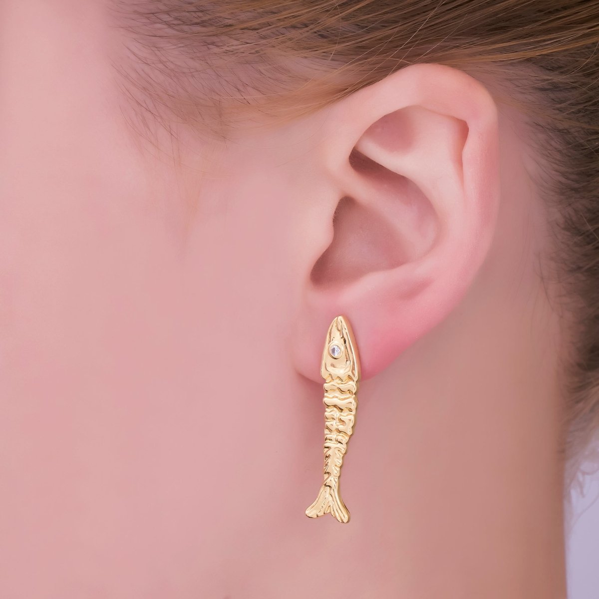 24K Gold Filled 35mm Clear CZ Hammered Fish Stud Earrings | AI549 - DLUXCA