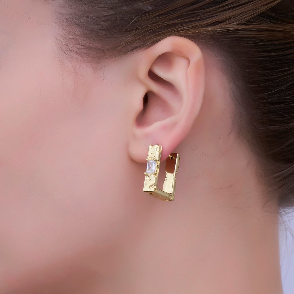 ピアス Glittering Golden Hoop Earrings (Medium) Gold Twisted Medium size Everyday Hoop Earrings, Sku#ZX134