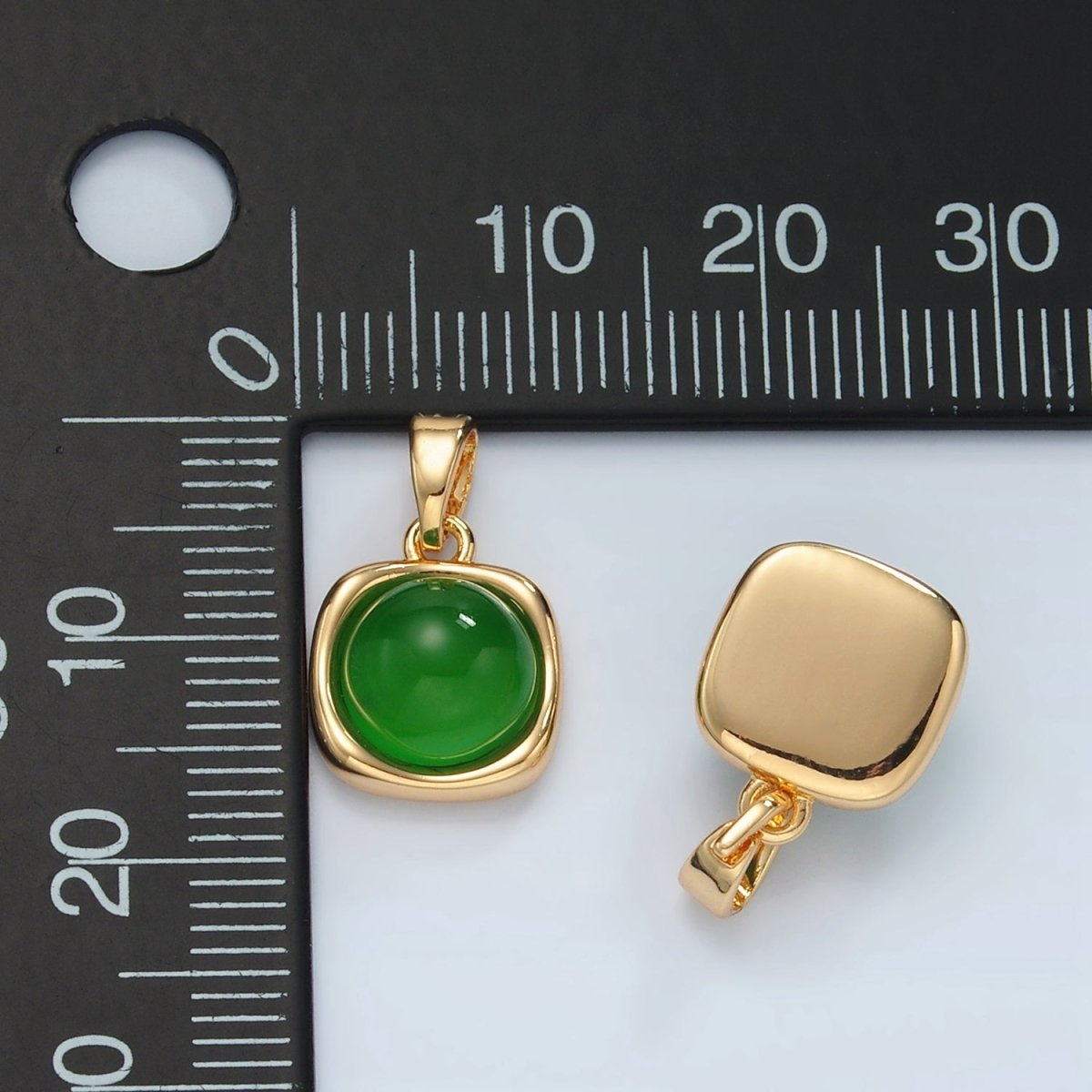 24K Gold Filled Green Aventurine Round Molten Bezel Pendant | H891 - DLUXCA