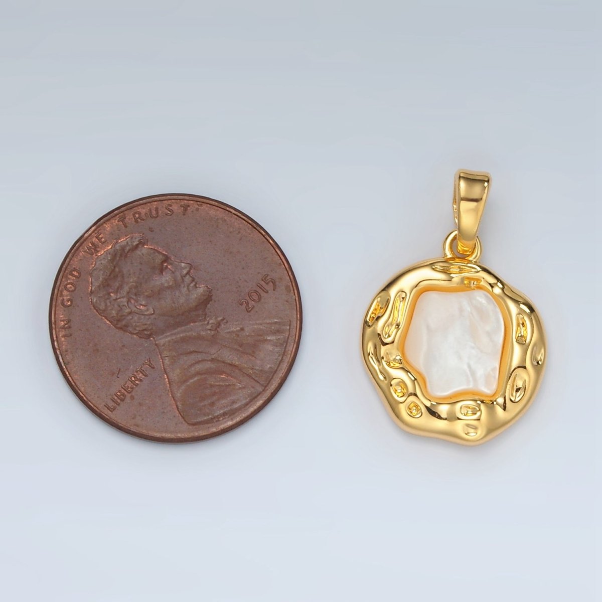 24k Gold Filled Shell Pearl Hammered Bezel Abstract Pendant | H - 751 - DLUXCA