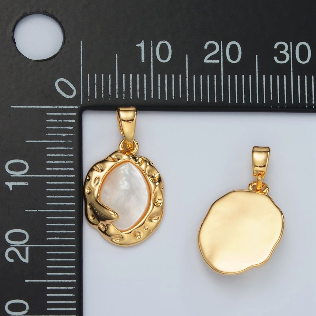 24K Gold Filled Shell Pearl Oval Hammered Bezel Pendant | H711 - DLUXCA