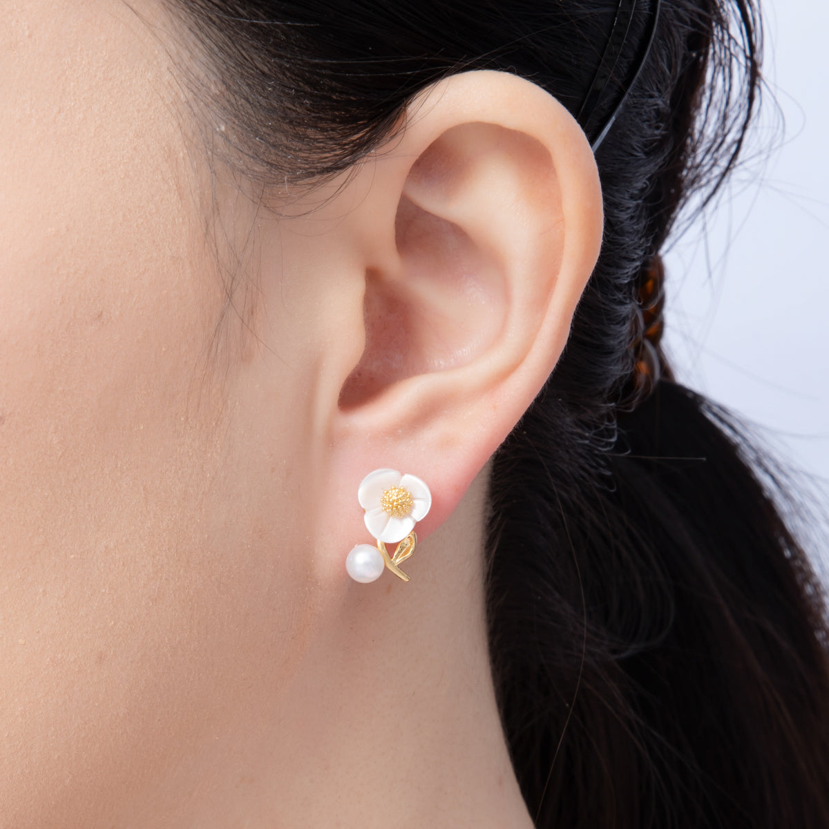 18K Gold Filled 19.5mm White Shell Pearl Flower Stud Earrings | Q043