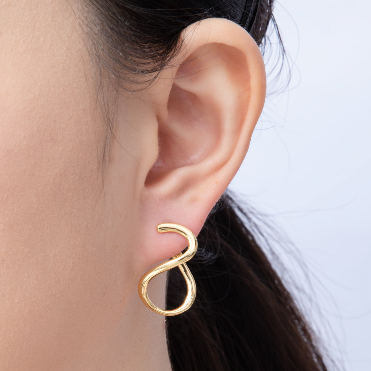 18K Gold Filled 26mm Minimalist Curved Geometric Hoop Earrings | Q100