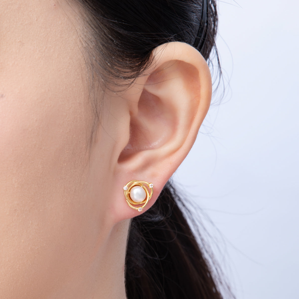 18K Gold Filled 16.7mm Shell Pearl CZ Circular Bezel Stud Earrings | Q045