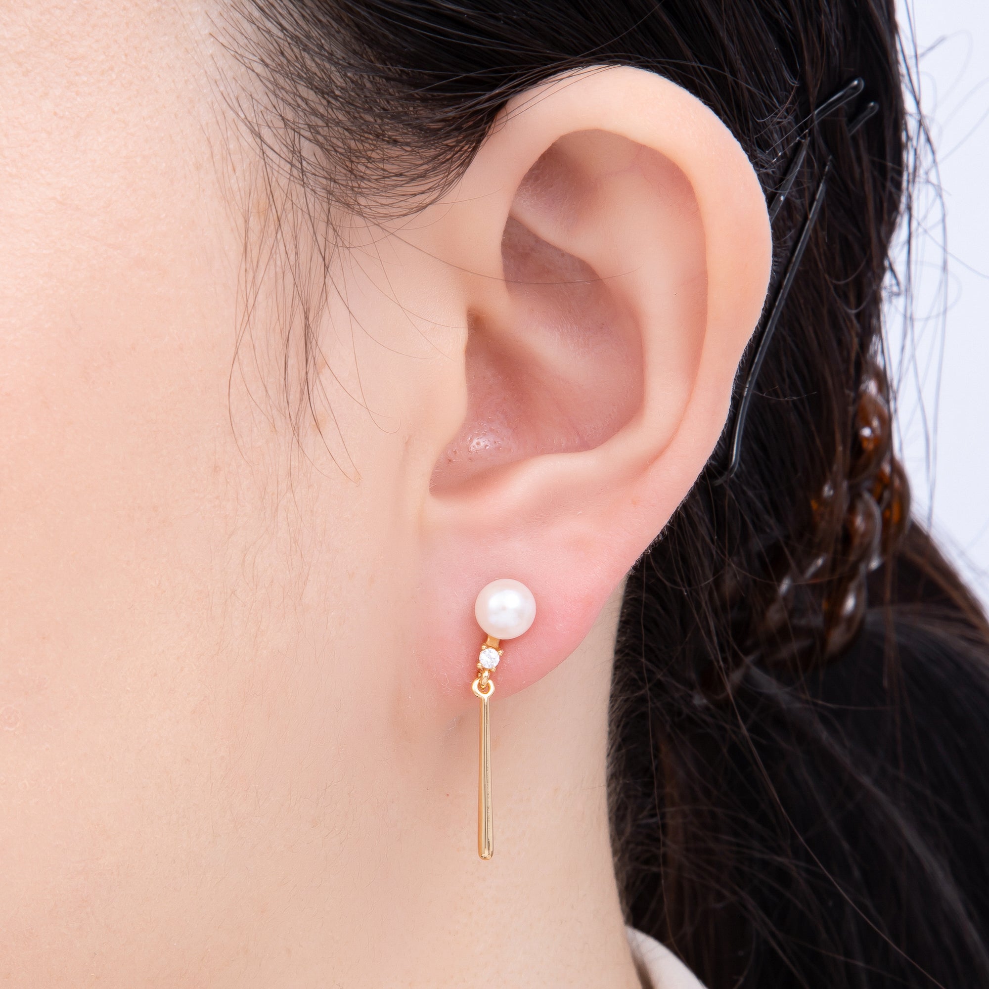18K Gold Filled 29mm Shell Pearl Round Molten Bar Drop Stud Earrings | Earrings-00352