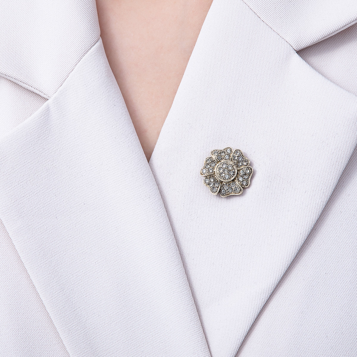 Vintage Gold 20.6mm x 19.8mm Rhinestone Flower Pin Brooch | BH-069