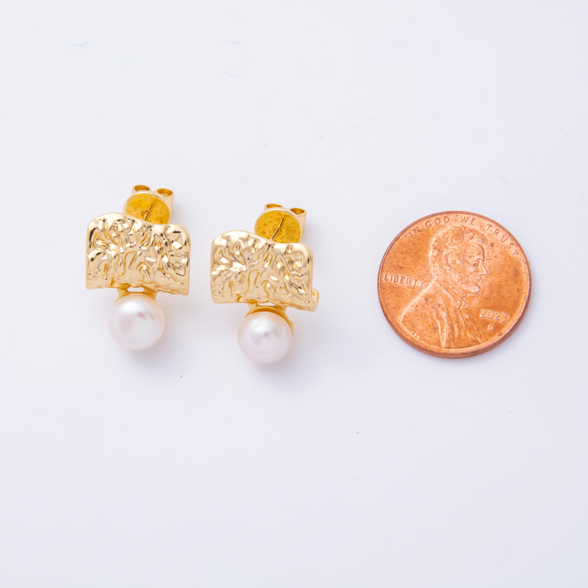 18K Gold Filled Shell Pearl Hammered Band J-Shaped Stud Earrings | AJ-190