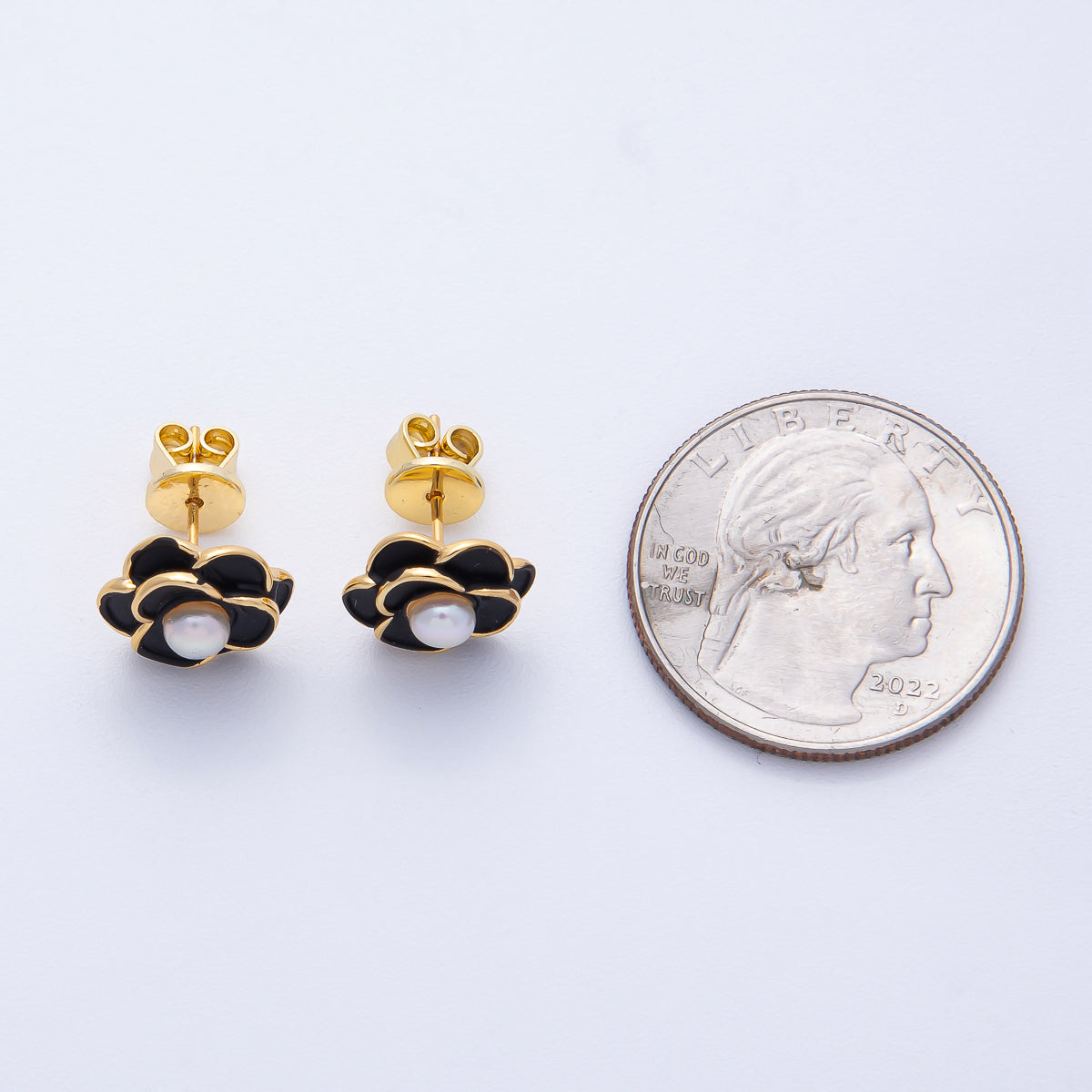 18K Gold Filled 17.2mm Shell Pearl Black Enamel Flower Stud Earrings | Q383