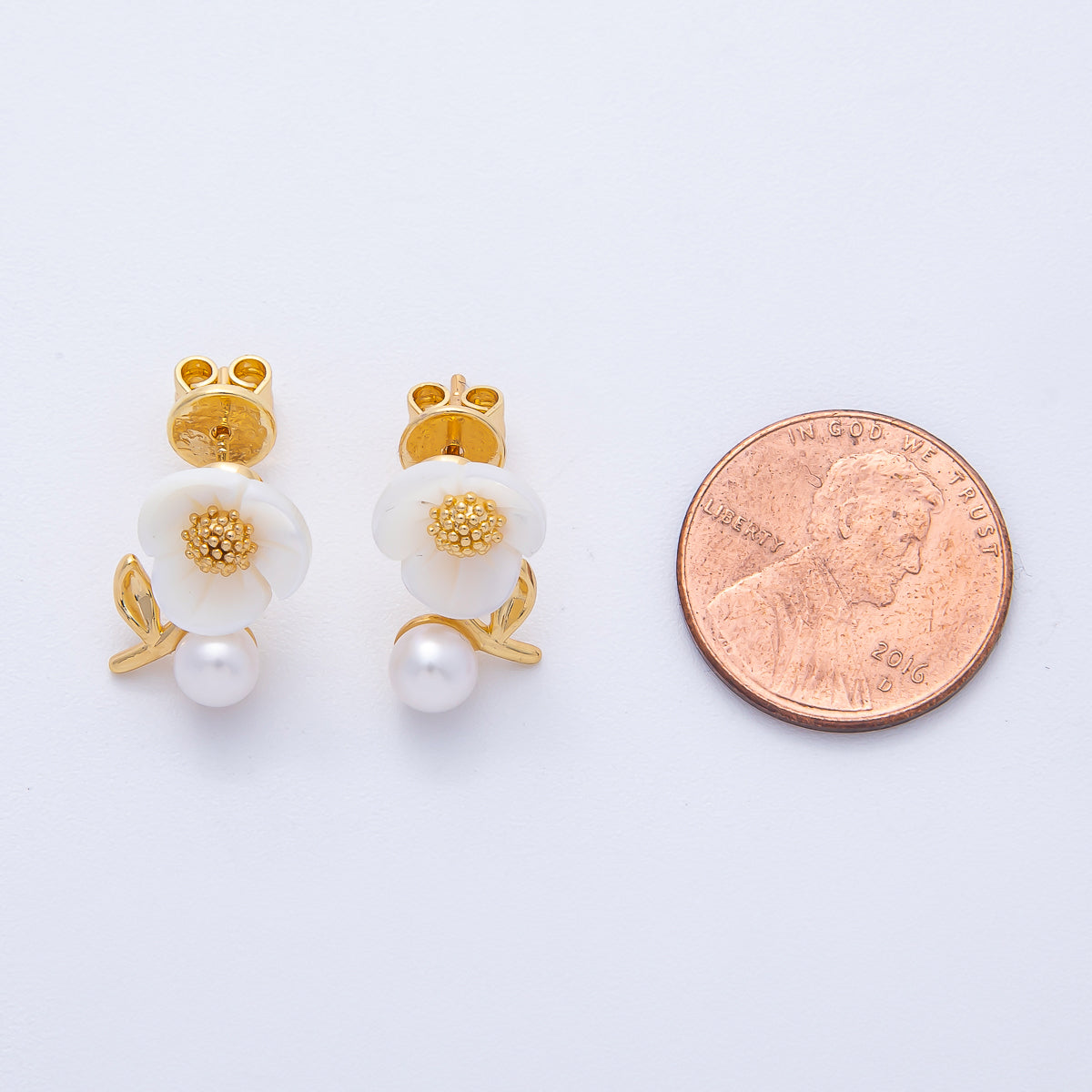 18K Gold Filled 19.5mm White Shell Pearl Flower Stud Earrings | Q043