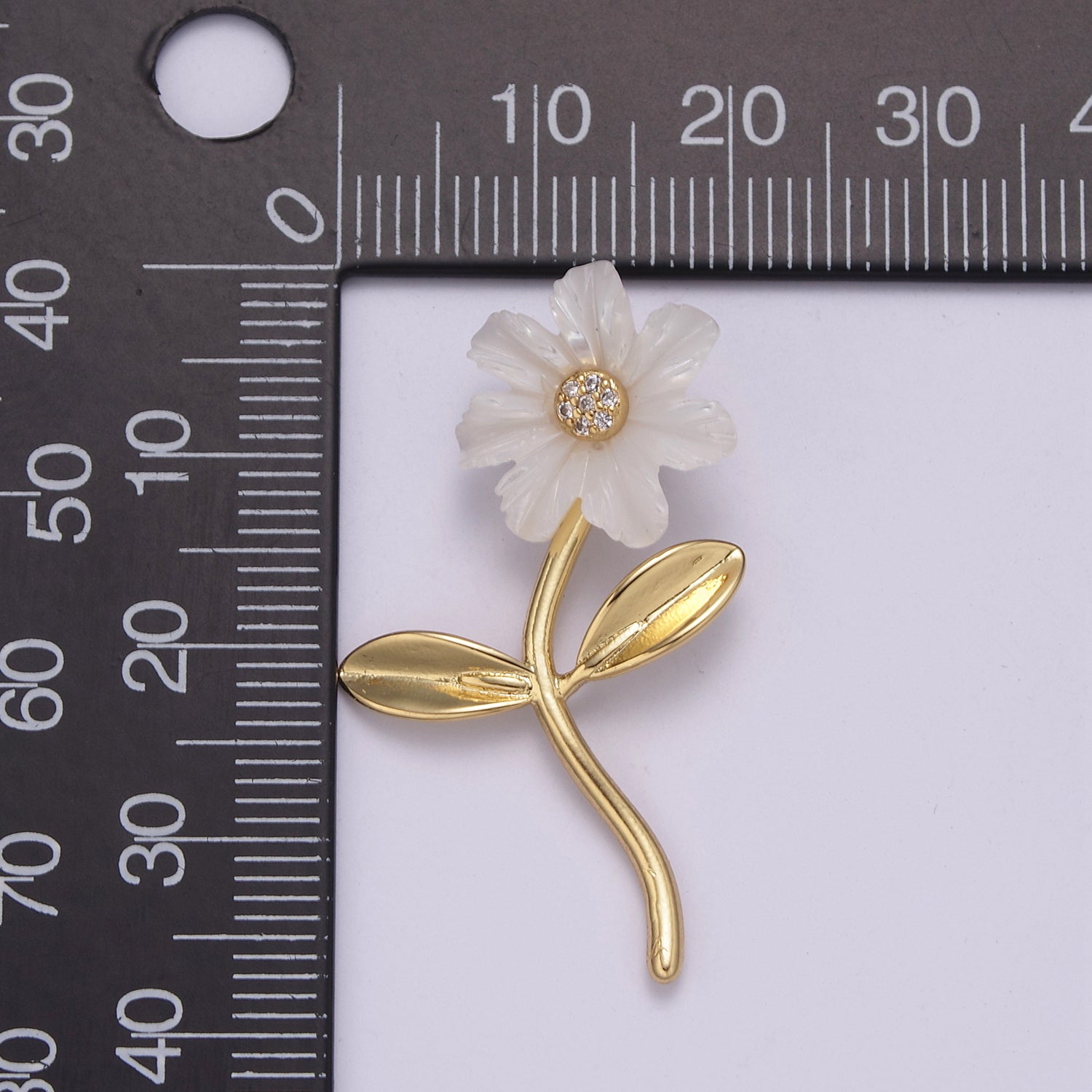 Dainty Carved Mother Pearl White Daisy Flower Charm Elegant Minimalist Floral Charm for Necklace Supply N-528