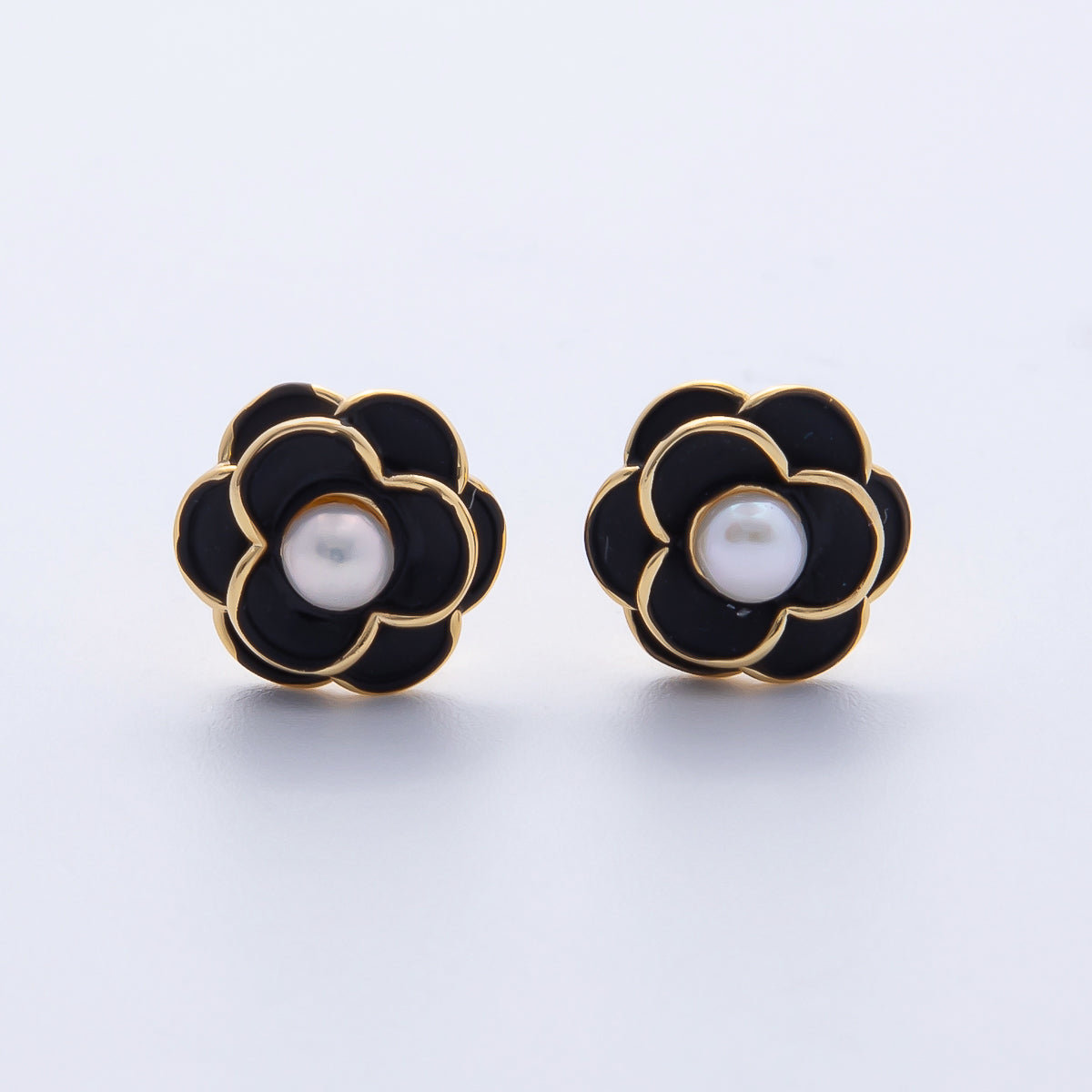 18K Gold Filled 17.2mm Shell Pearl Black Enamel Flower Stud Earrings | Q383