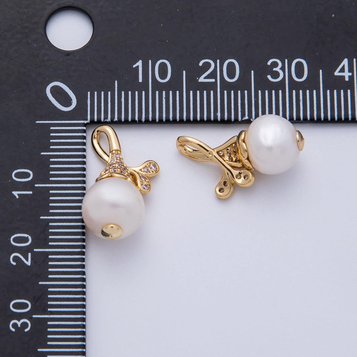 18K Gold Filled 19mm Royal Shell Pearl Ribbon Paved Pendant | Charms-00145