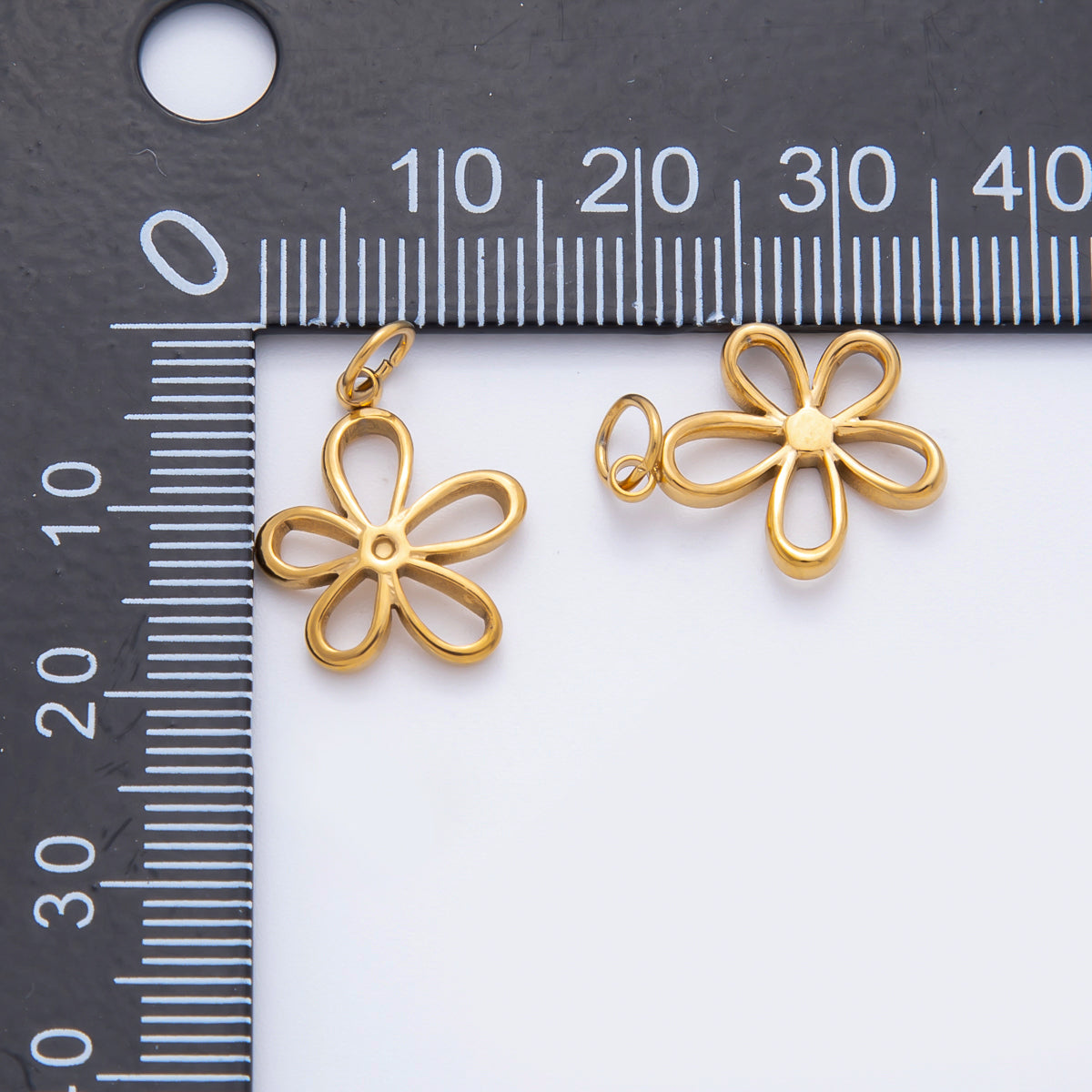 Stainless Steel 21mm Open Daisy Flower Outline Mini Charm | C155