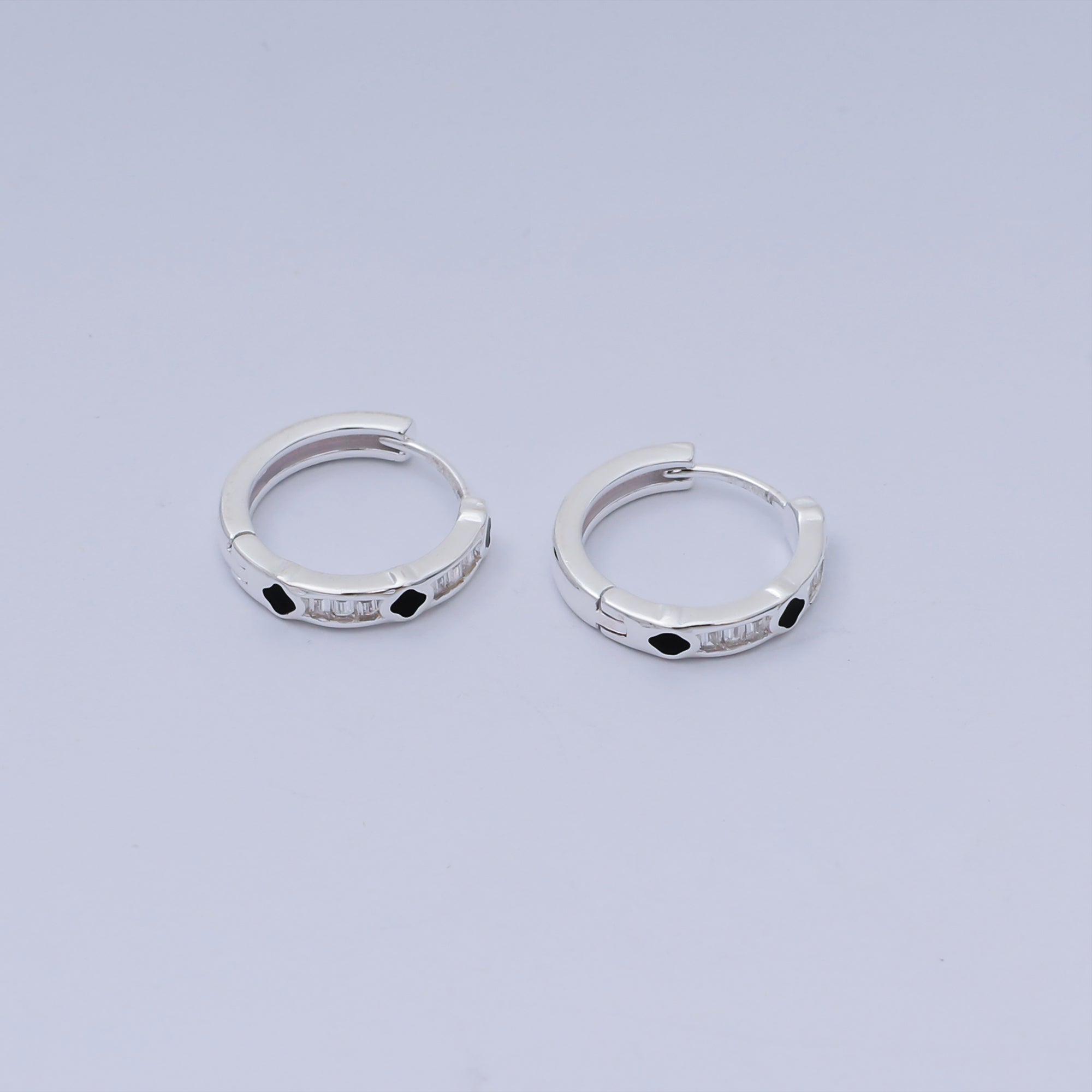 S925 Sterling Silver Baguette CZ Simple Round in Black & Clear Hinged Hoop Earrings | SL-665