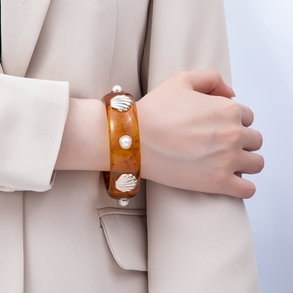 Clam Shell Pearl Brown Tortoiseshell Acrylic Resin Bangle Bracelet | WA - 04441 - DLUXCA