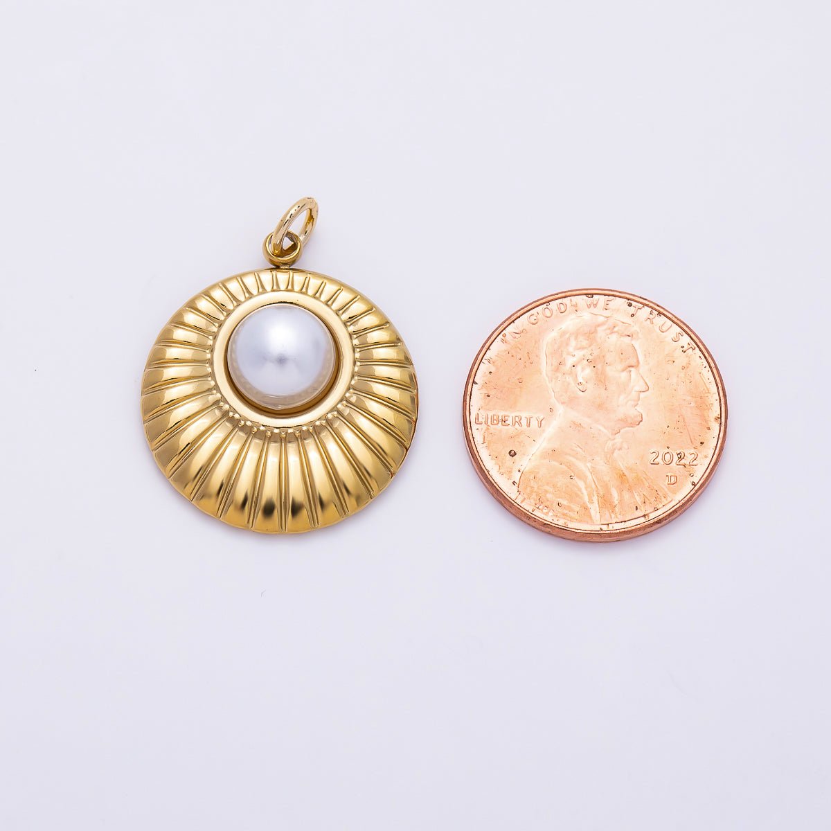 PVD Gold Stainless Steel 23mm Shell Pearl Ribbed Bezel Round Charm | Charms-01436 - DLUXCA