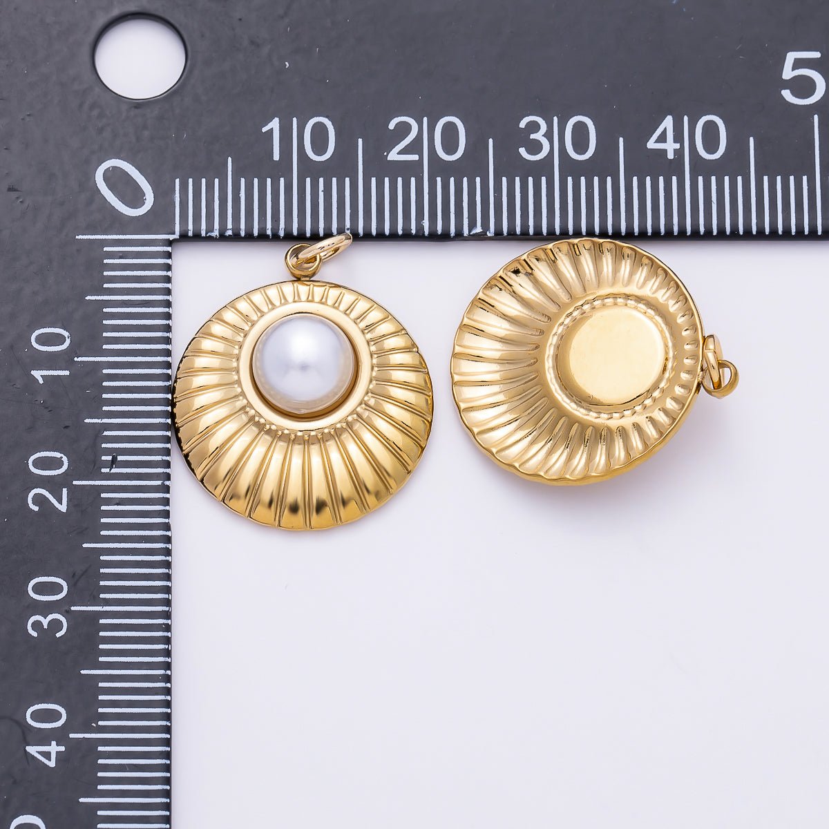 PVD Gold Stainless Steel 23mm Shell Pearl Ribbed Bezel Round Charm | Charms-01436 - DLUXCA