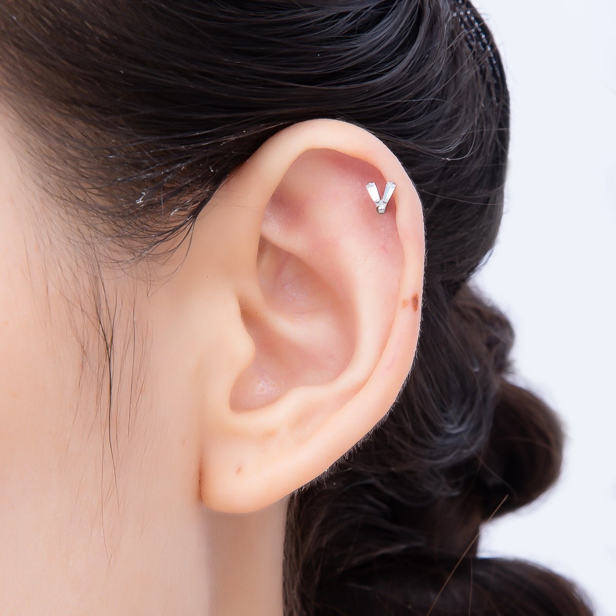 Titanium 5mm V-Shaped Baguette CZ Single Cartilage Piercing Flat Back Stud | Findings-00203 - DLUXCA