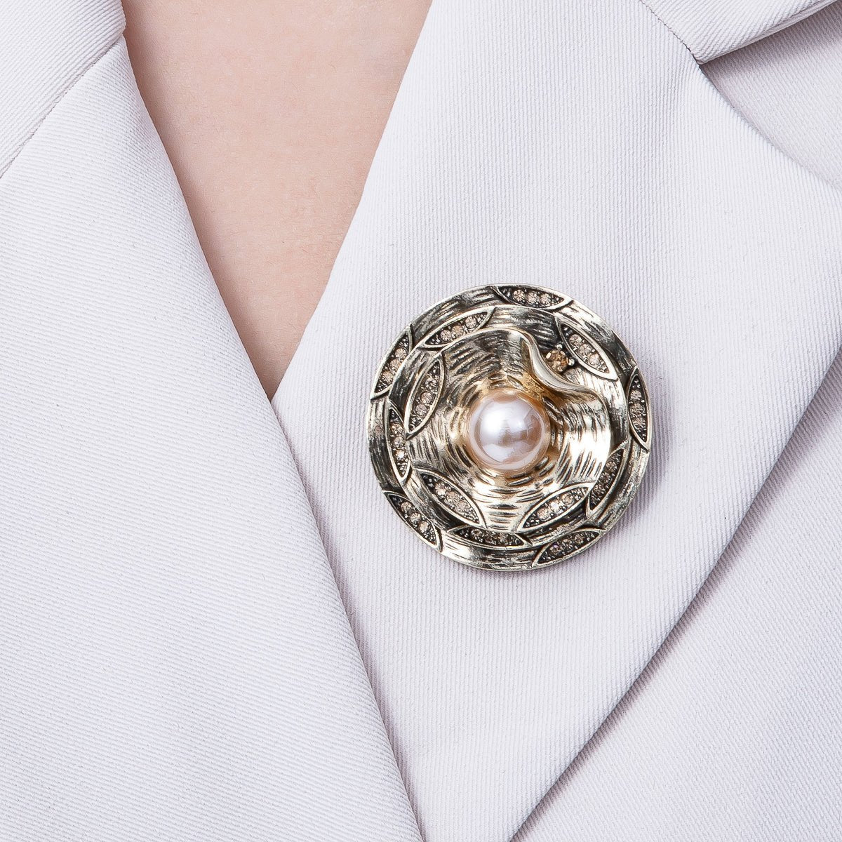 Vintage Gold 39.5mm x 39mm Pearl Geometric Round Pin Brooch | BH - 078 - DLUXCA