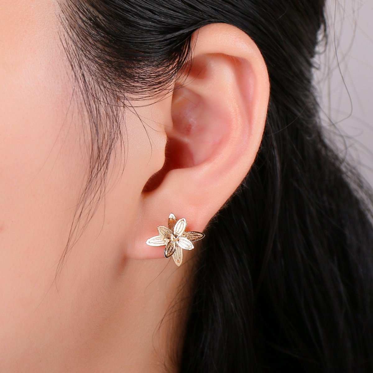 1 Pair Dainty Gold Filled Blooming Flower Studs L-018 - DLUXCA