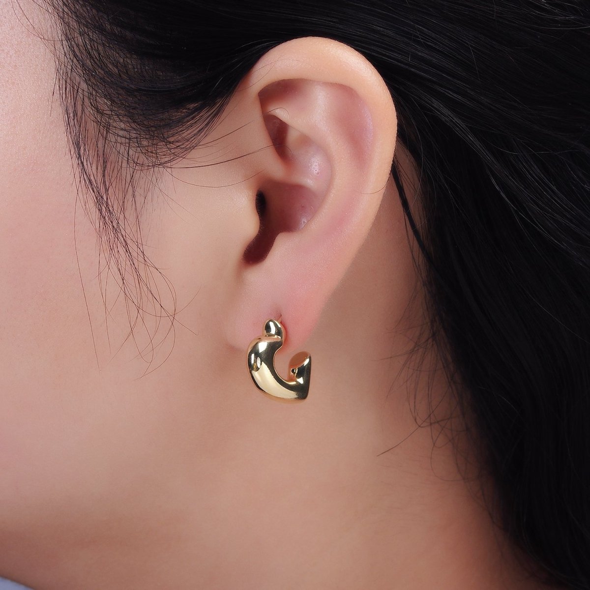 14K Gold Filled 20mm Heart Minimalist C-Shaped Hoop Earrings | AE174 - DLUXCA