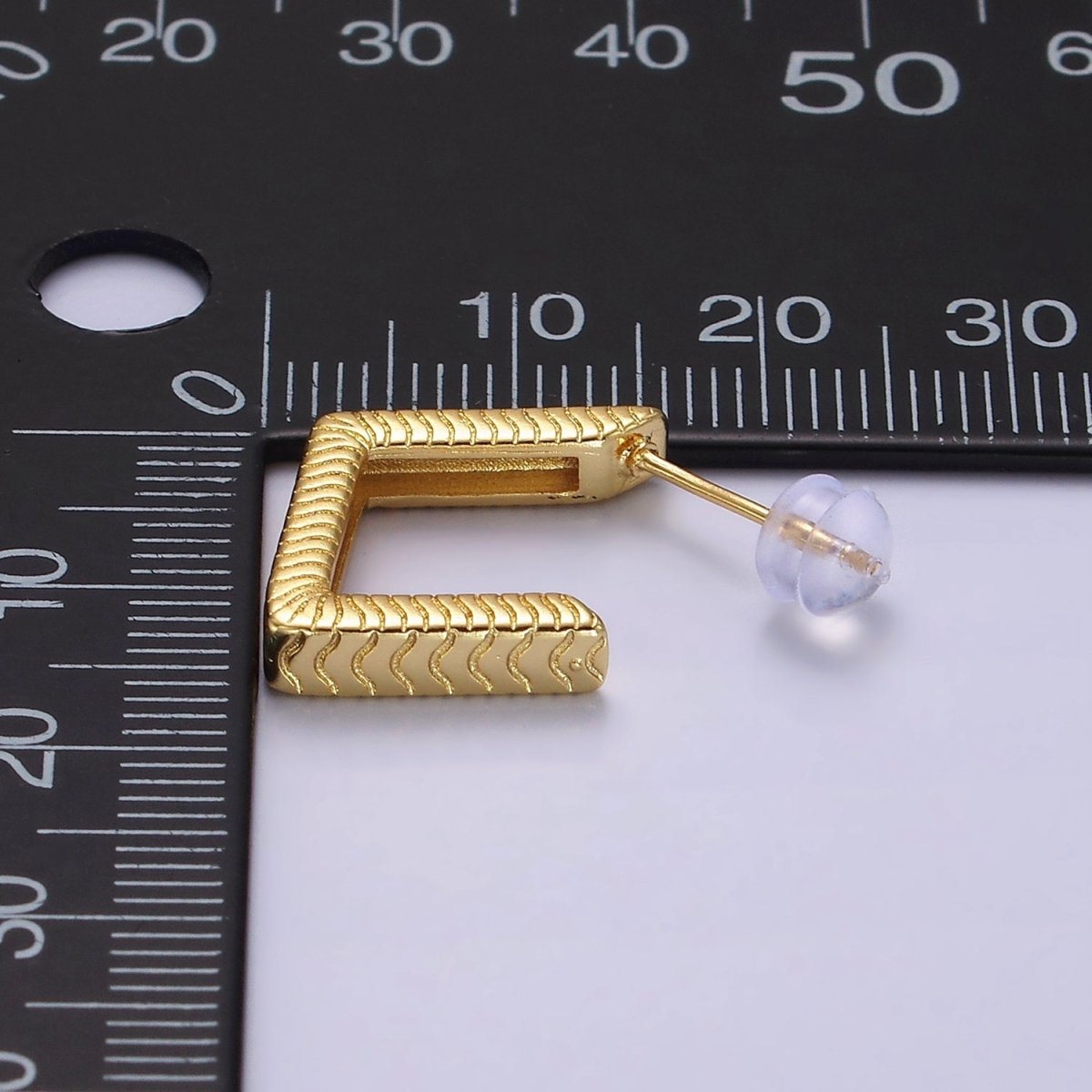 14K Gold Filled 20mm Line-Textured Rhombus Geometric C-Shaped Hoop Earrings | AE375 - DLUXCA