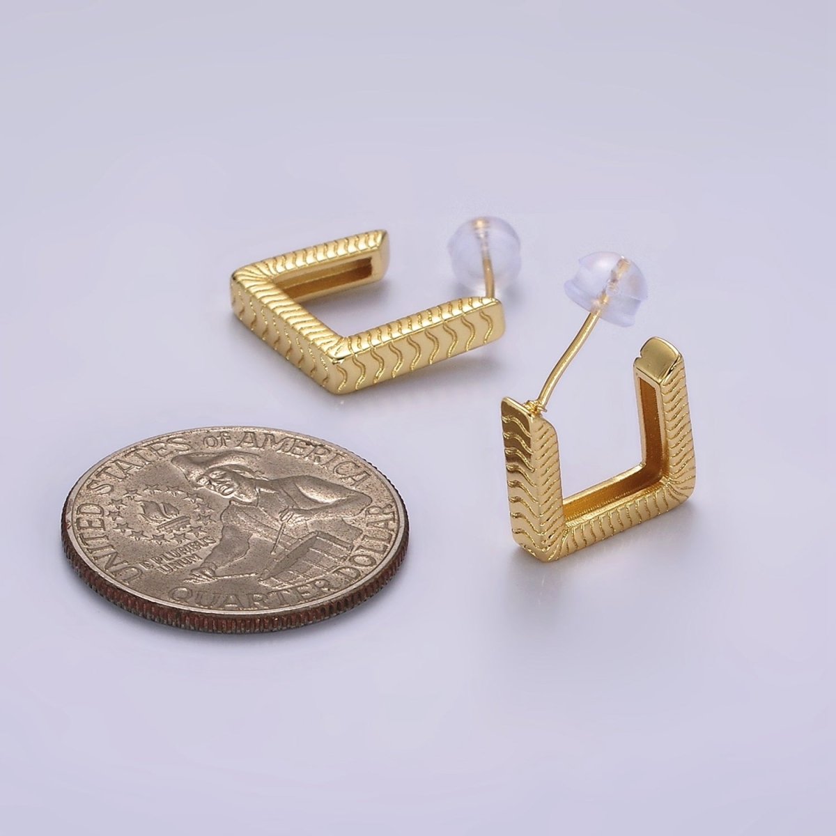 14K Gold Filled 20mm Line-Textured Rhombus Geometric C-Shaped Hoop Earrings | AE375 - DLUXCA