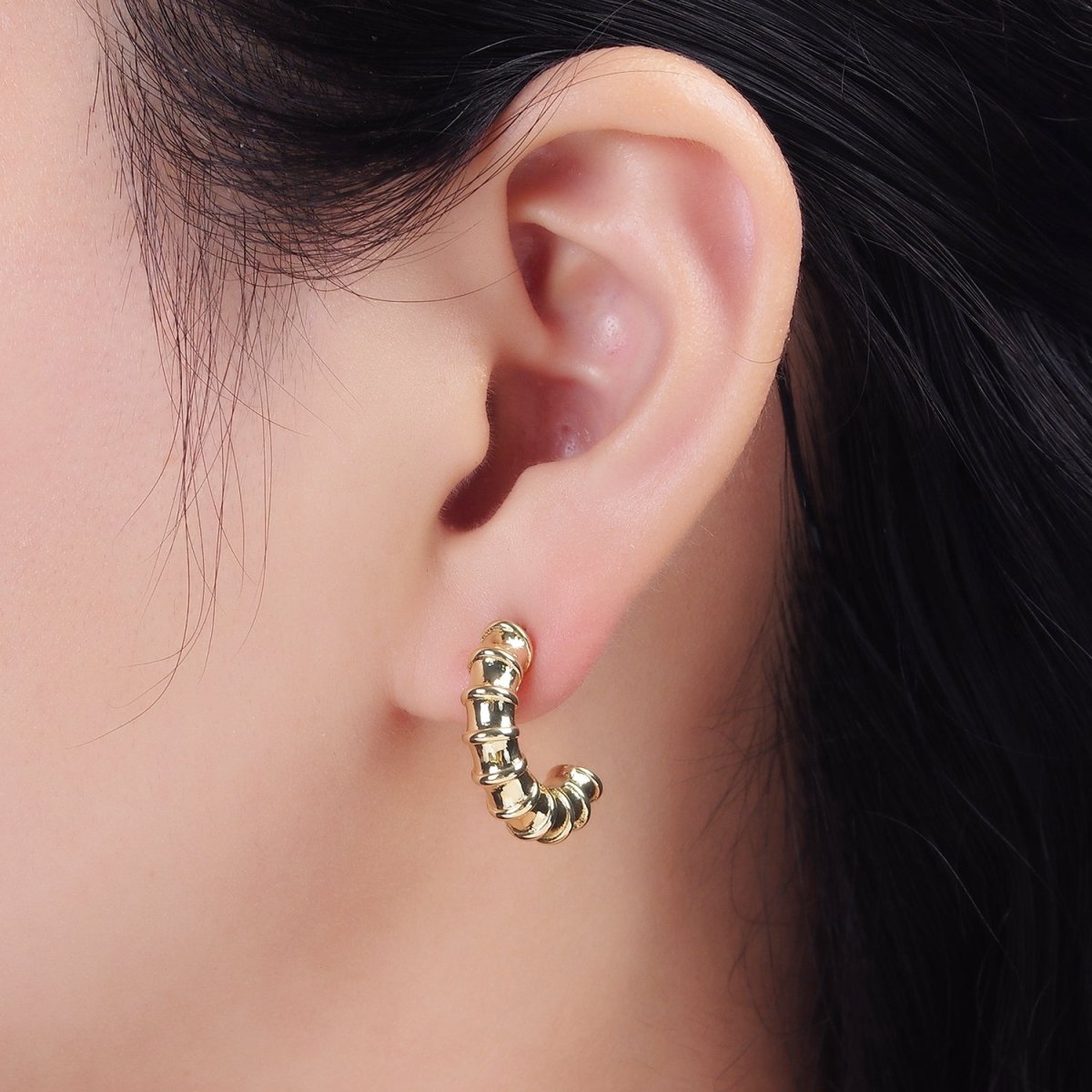 14K Gold Filled 20mm Multiple Lined Minimalist C-Shaped Hoop Earrings | AE172 - DLUXCA