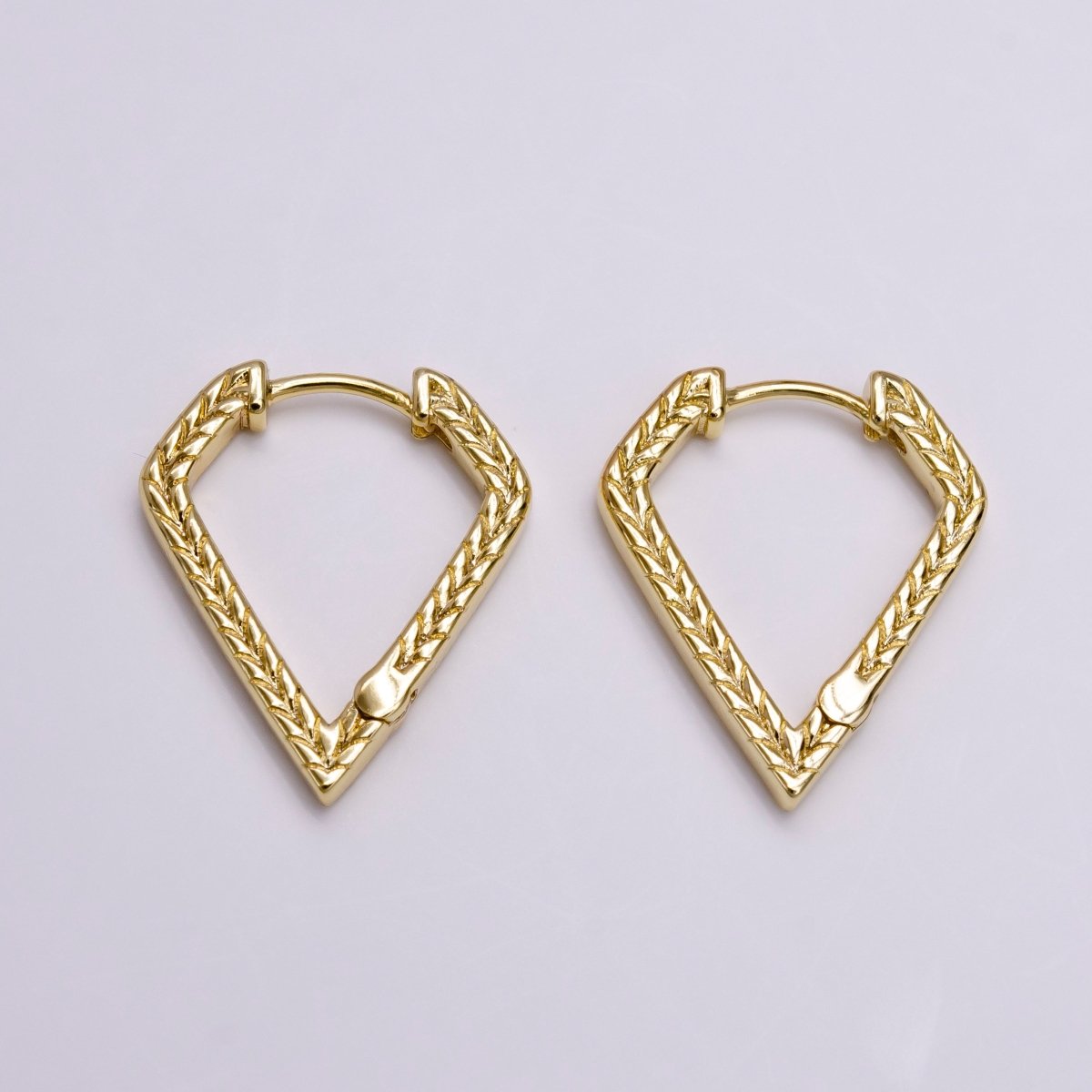 14K Gold Filled 22.5mm Wheat V Line-Textured Triangle Hoop Earrings | AD1087 - DLUXCA