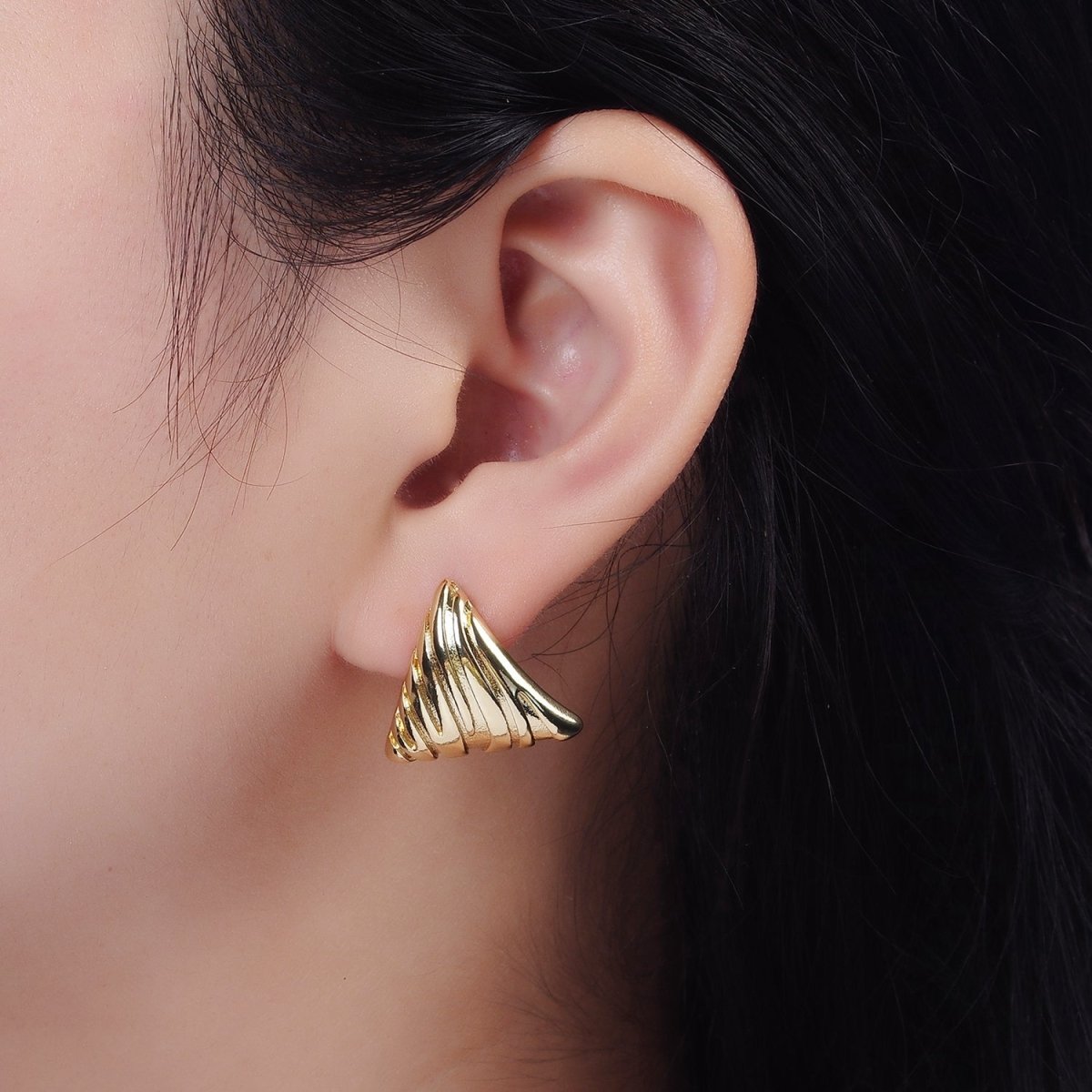 14K Gold Filled Curved Lined Textured Triangle Stud Earrings | V463 - DLUXCA