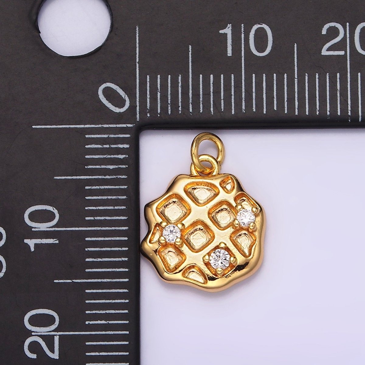 【原価ぶっ壊し割引】金メッキ真鍮抽象的形ピラミッドカフ 18K Gold Filled Clear CZ Rhombus Dented Waffle Abstract