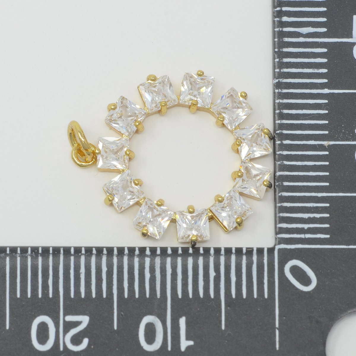 18K Gold Filled Wreath Crystal Round Charm M-385 - DLUXCA