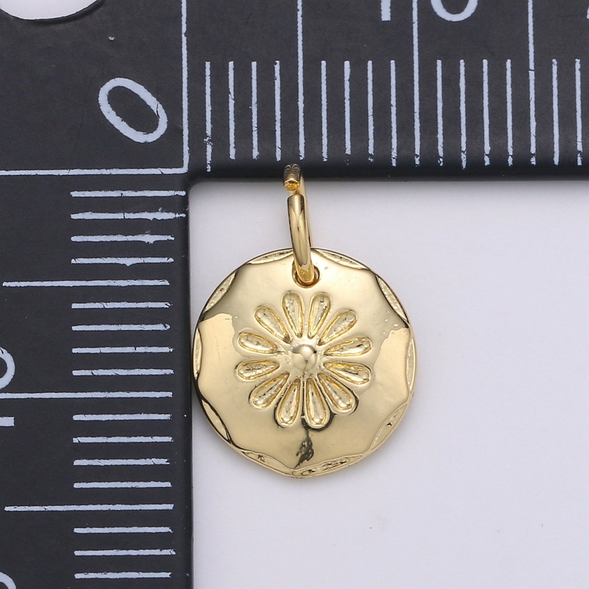 24K Gold Filled Daisy Flower Round Charm E-070 - DLUXCA